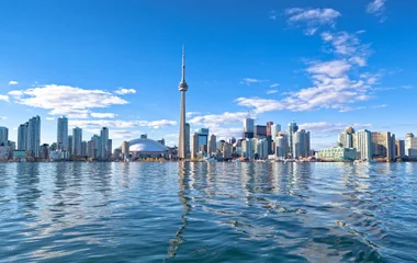 Visão da cidade de Toronto refletindo na água