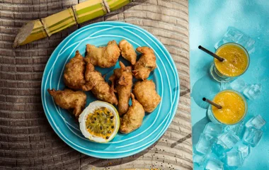 Un plato de aperitivos y dos vasos de bebidas.