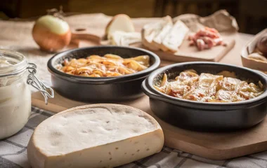 Imagem de queijos, pães, coalhadas e raclettes.
