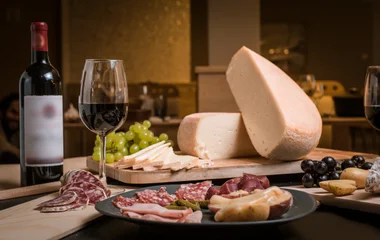 Hóspedes do Club Med desfrutando de refeição com vista para montanhas nevadas.