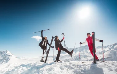 Pessoas com roupas e equipamentos de esqui alpino.