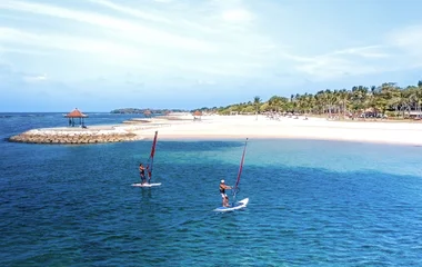 Dos personas practicando vela.