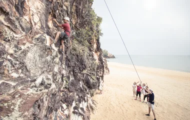 Pessoas fazendo escalada durante estadia no resort Cherating Beach.