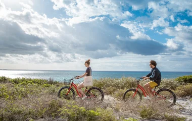 Pareja en un paseo en bicicleta.