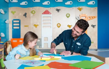 Una niña y un G.O de Club Med.