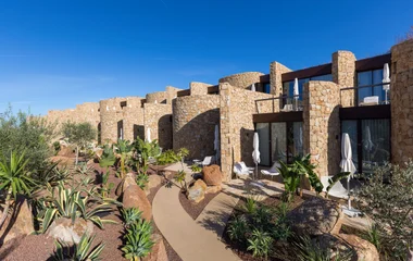 Parte do Club Med Cefalú com arquitetura que se integrs às construções locais