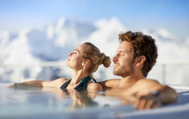 Casal relaxando com vista para montanhas.