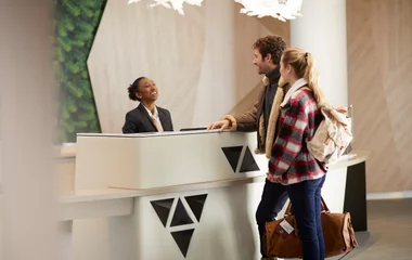 Casal na recepção do resort Les Arcs Panorama.