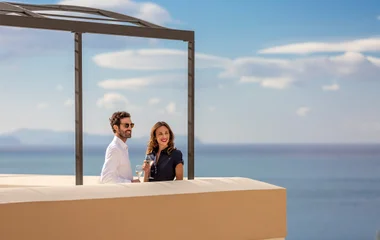 Pareja de hombre y mujer en el resort.