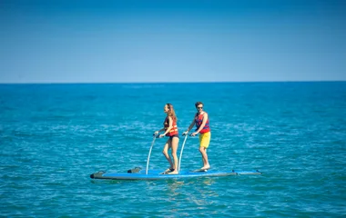 Pareja en deporte acuatico.