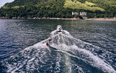 Pessoa praticando wakeboard no Club Med Rio das Pedras.