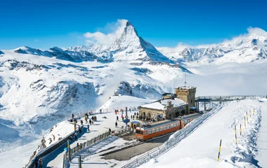 Vista das montanhas de Cervinia cobertas de neve.