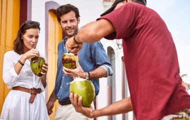 Pareja bebiendo agua de coco.