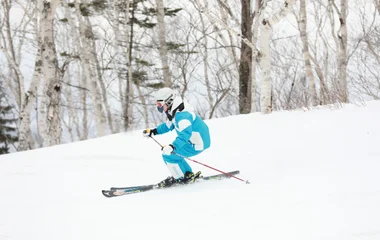 Uma pessoa esquiando na neve