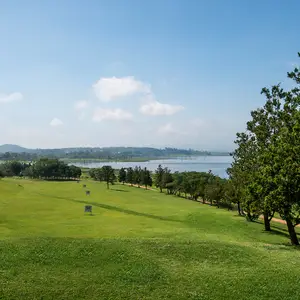Vista do gramado do resort.