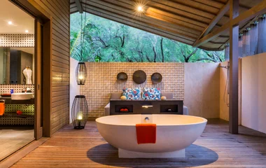 Momenti di relax in coppia nelle camere dei resort Club Med alle Maldive