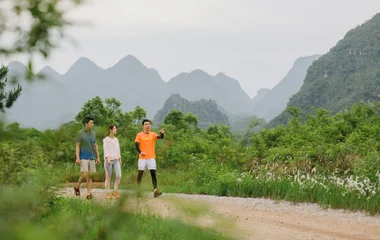 Pareja paseando por el resort con un G.O.