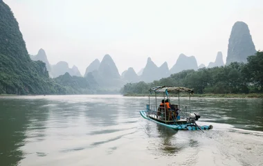 Barco por rio na China.