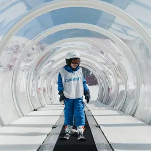 Niño caminando en la estación de esquí.