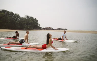 Clase de yoga en el mar.