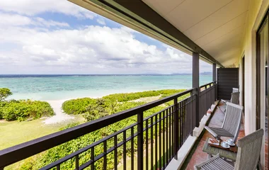 Varanda de um quarto do resort.