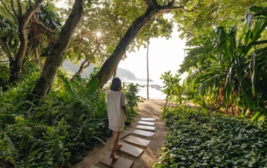Mujer caminando por el resort.