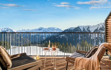 Chalé de design contemporâneo no Club Med Grand Massif com vista para picos alpinos e céu azul