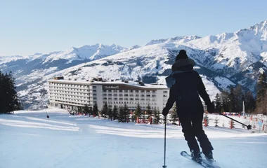 Mujer esquiando en el resort de Club Med.