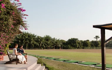 Pareja de hombre y mujer en el resort.