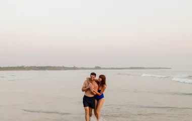 Pareja en la playa.