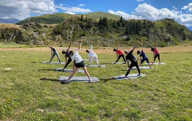 Personas en clase de yoga.