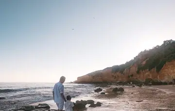 Pai e filho na praia.