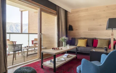 Interior de chalé com sala de estar elegante, e vista para as montanhas