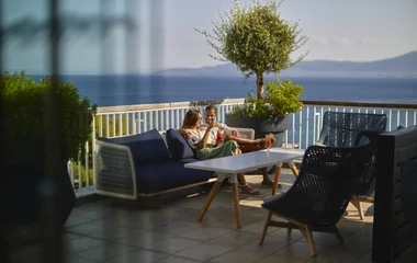 Una terrazza sul mare della Grecia in vacanza All Inclusive