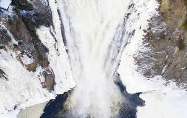 Queda d'agua no Canadá durante o inverno
