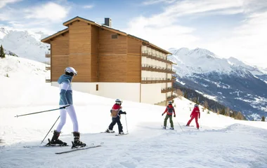 Pessoas em uma pista de esqui.