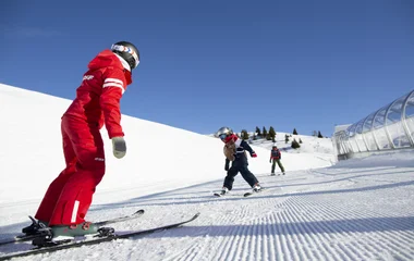 Crianças praticando esqui com instrutor no Club Med La Rosière