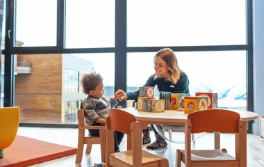 Niño y G.O en el club infantil.