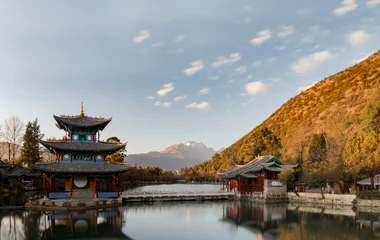 Paisagem com lago na China.