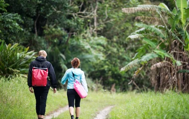 Duas pessoas caminhando.