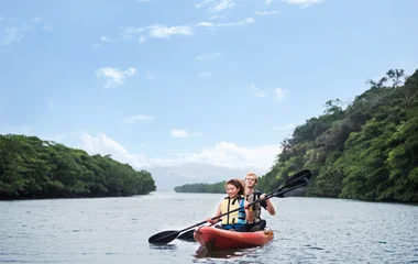 Pareja en kayak.