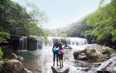 Casal observando quedas d'água.