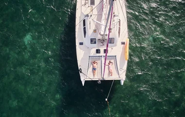 Pareja en un viaje por mar.