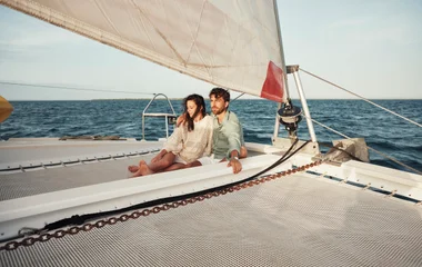 Pareja de hombre y mujer en paseo en barco.