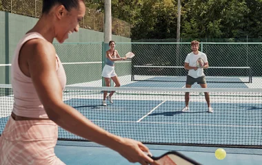 Pessoas jogando tênis tradicional.