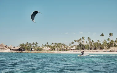 Hombre practicando deporte acuático.