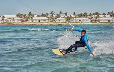 Hóspede praticando windsurf