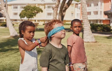 Groupe d'enfants s'amusant à Punta Cana