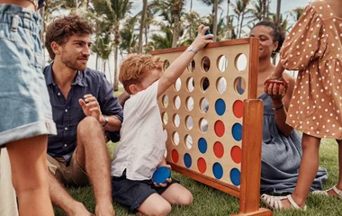 Família participando de atividades do Amazing Family
