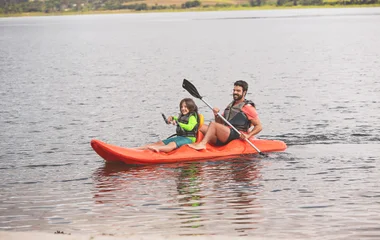 Padre e hijo en kayak.